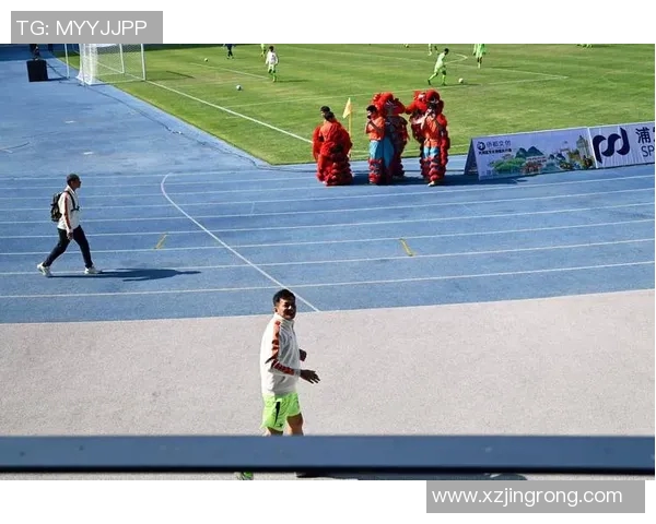 足球明星的日常生活瞬间与精彩瞬间分享，感受他们场内外的魅力与风采